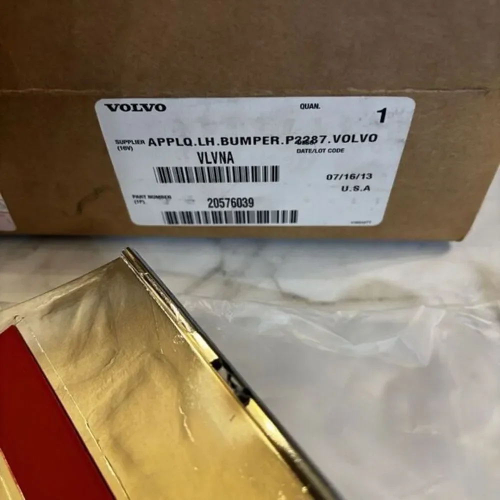 New In Box Volvo Truck Bumper Chrome Cap Right Hand‎ VLN 20576039
